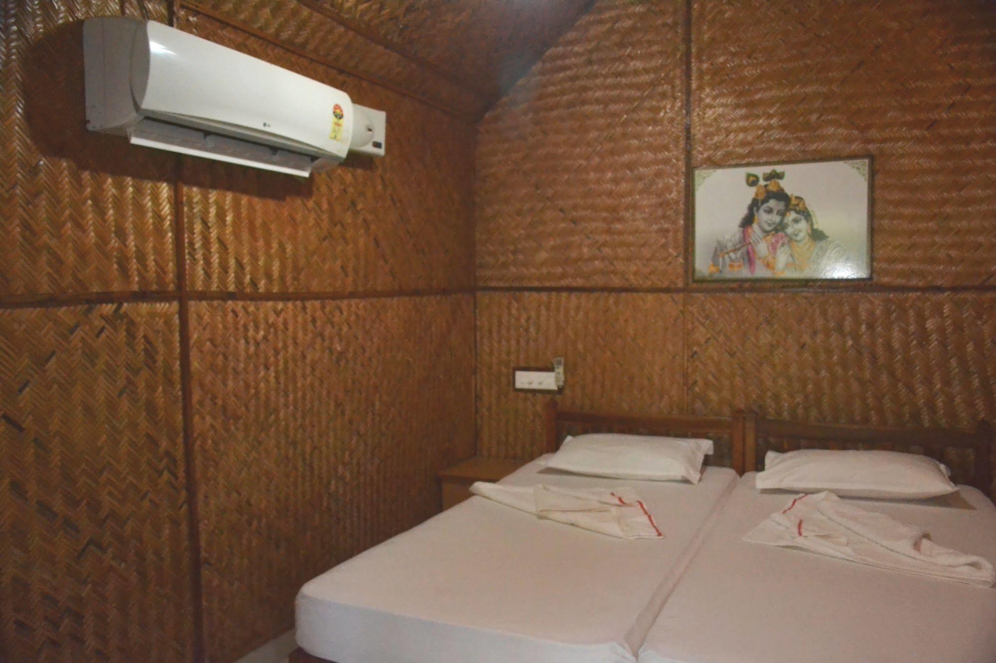 ורקלה Savithri Inn Bamboo Cottages & Resorts מראה חיצוני תמונה
