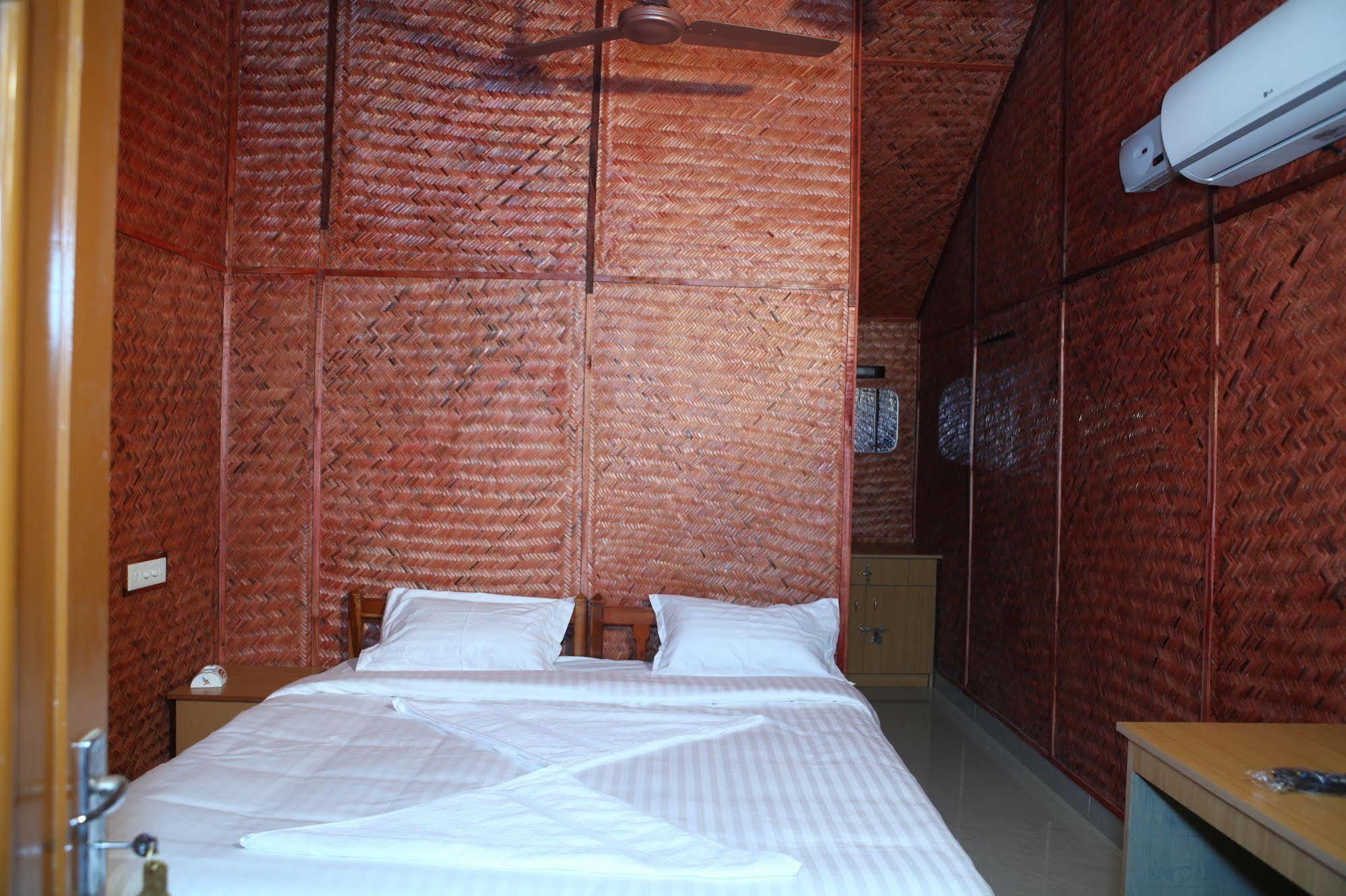 ורקלה Savithri Inn Bamboo Cottages & Resorts מראה חיצוני תמונה
