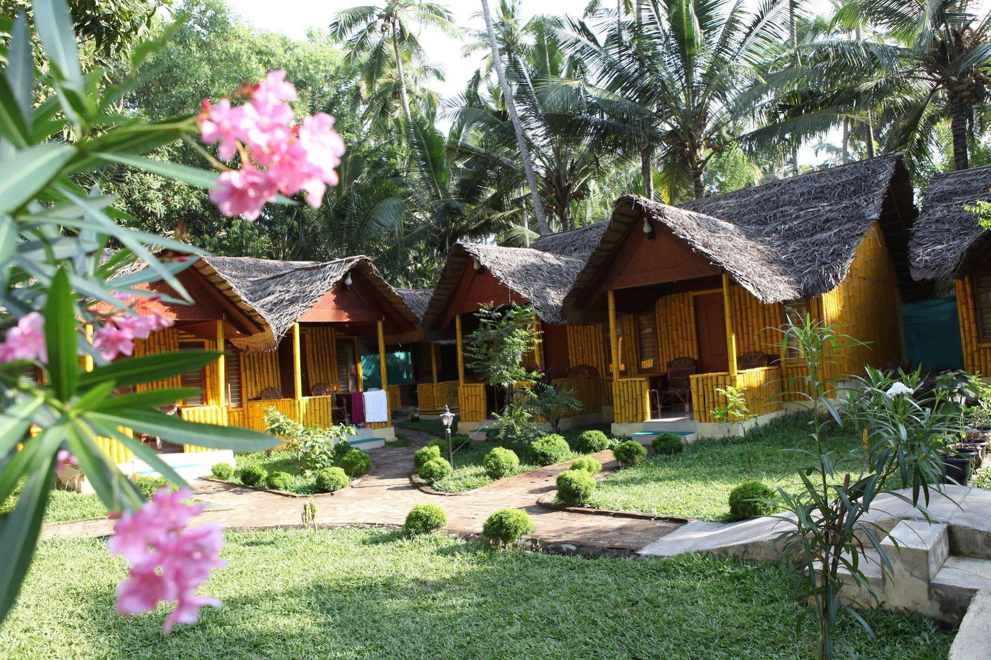 ורקלה Savithri Inn Bamboo Cottages & Resorts מראה חיצוני תמונה