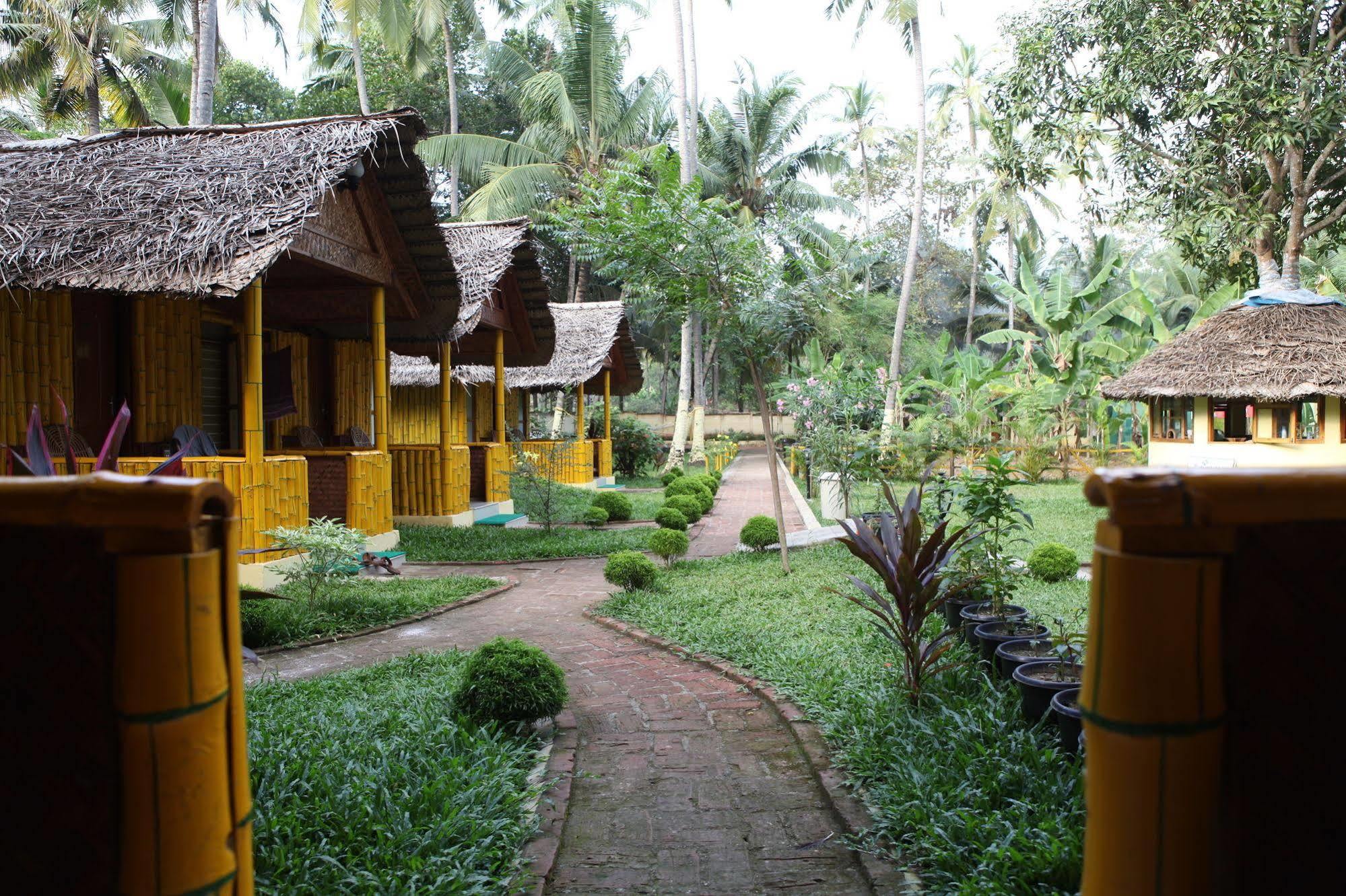 ורקלה Savithri Inn Bamboo Cottages & Resorts מראה חיצוני תמונה
